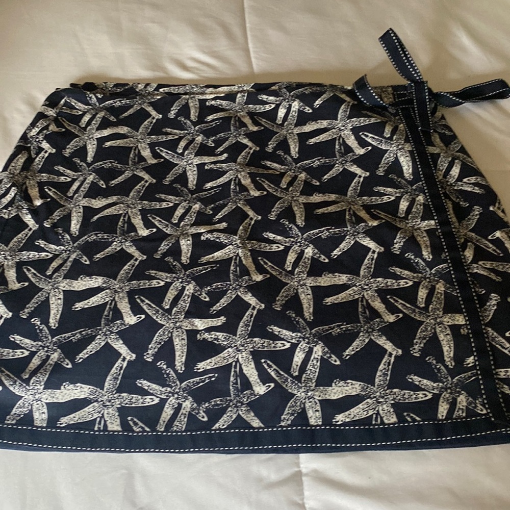 Navy and white Vineyard Vines wrap skirt. Perfect condition!